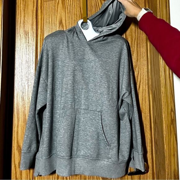 NWOT Women’s XXXL athletics works super soft grey sweatshirt - Picture 1 of 8